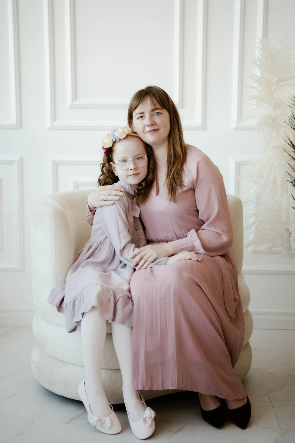 Mama su dukra šviesioje studijoje