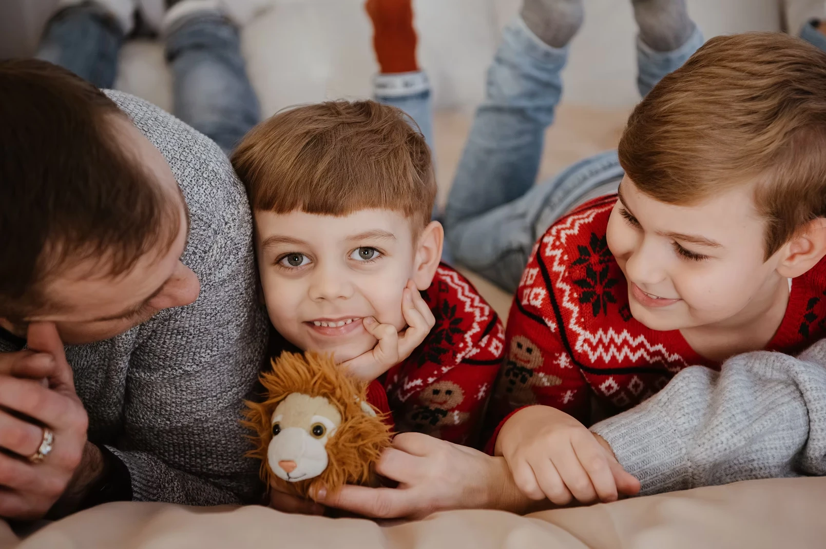 Šeimos fotosesija su vaikais ir žaisliniu liūtu